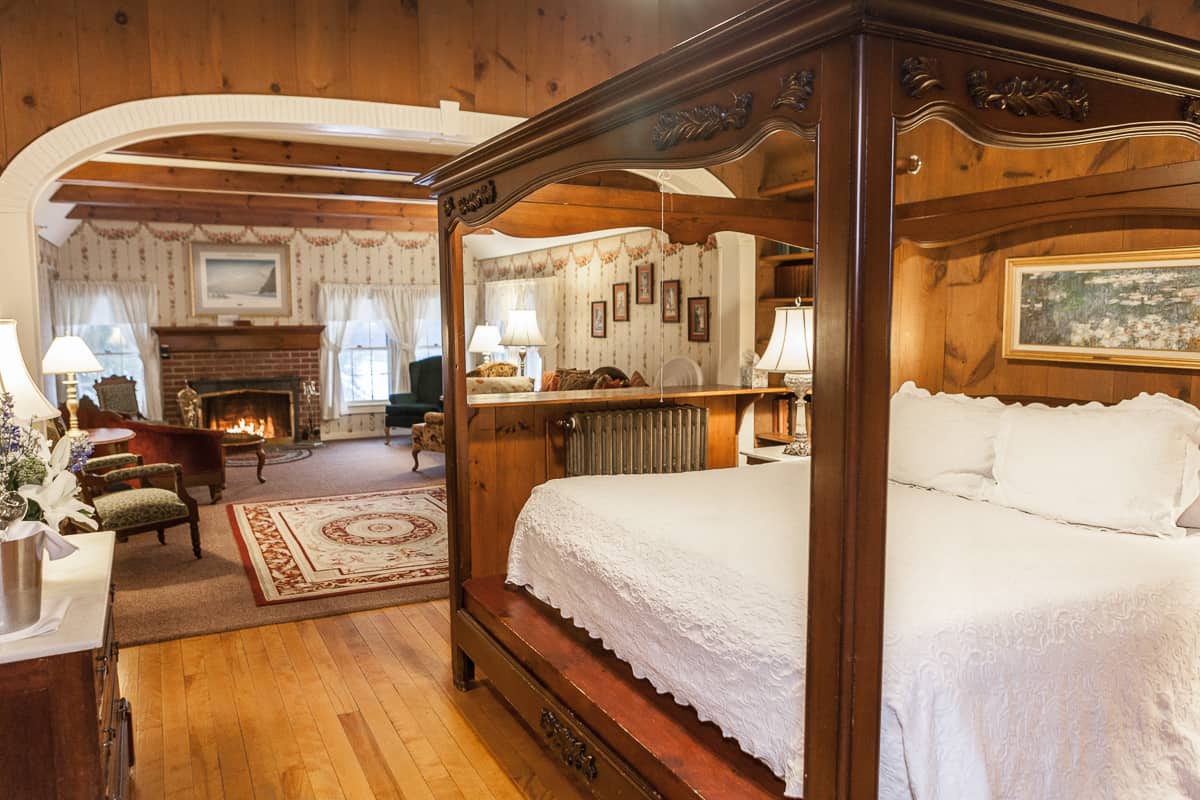 West Mountain Inn - Rockwell Kent Suite with King Canopy Bed and Fireplace