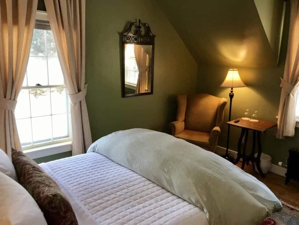 1824 House Inn + Barn - Queen Bed with Armchair and Mirror