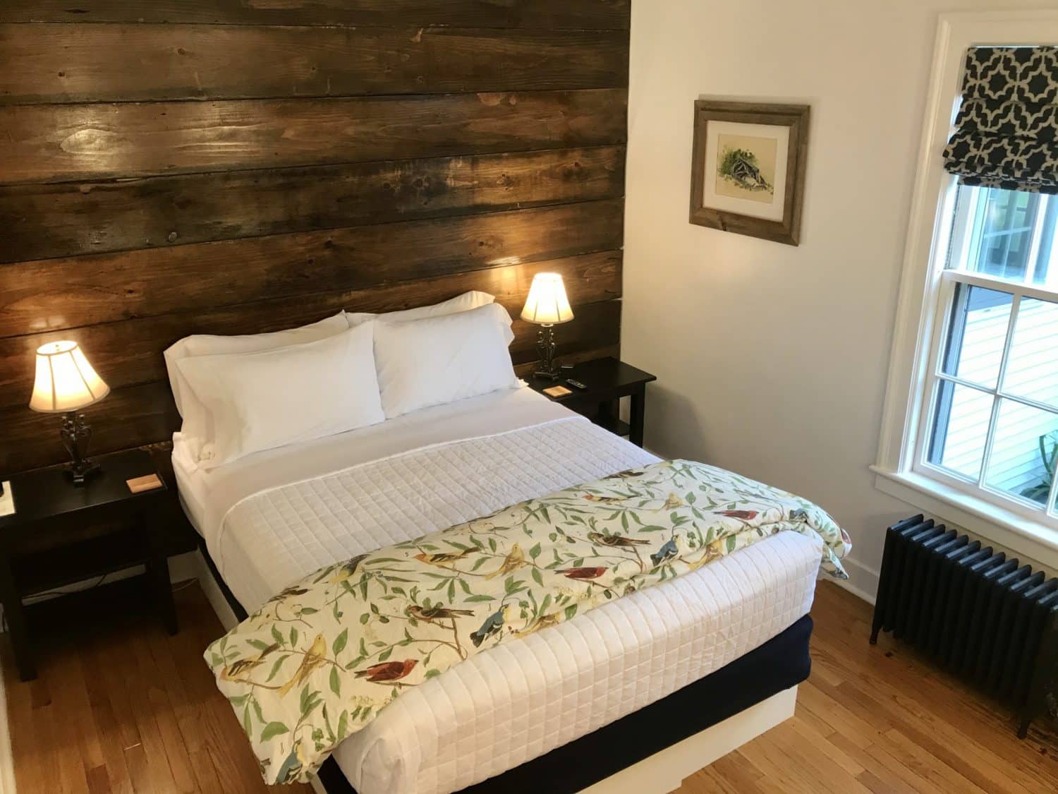 1824 House Inn + Barn - Queen Bed with Wood Panel Wall