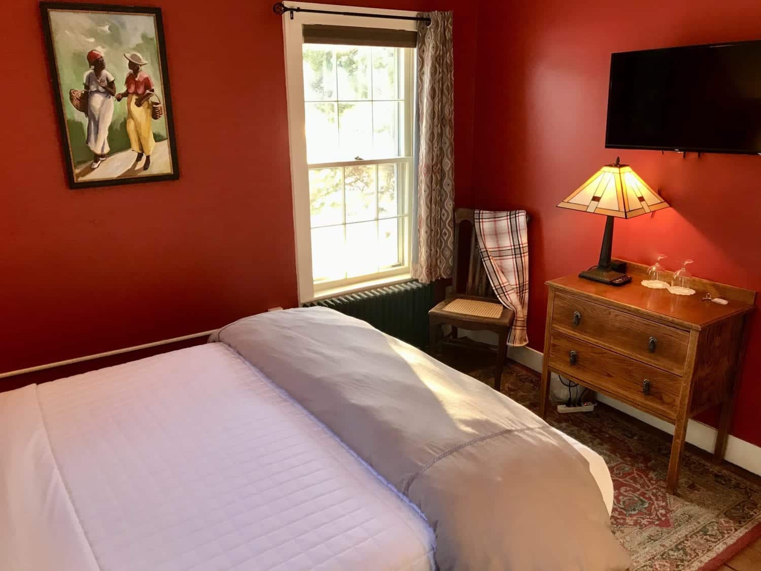 1824 House Inn + Barn - Red Room with Queen Bed