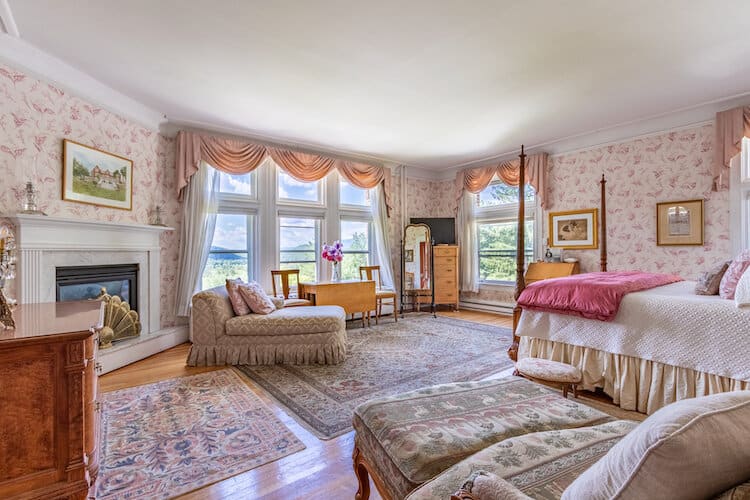 Wilburton Inn - Bridal Suite with Fireplace