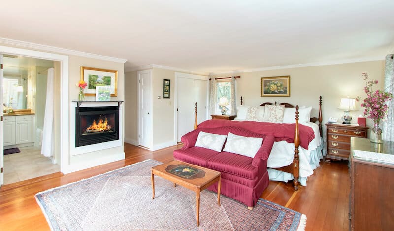 Wilburton Inn - Lolas King Room with Fireplace