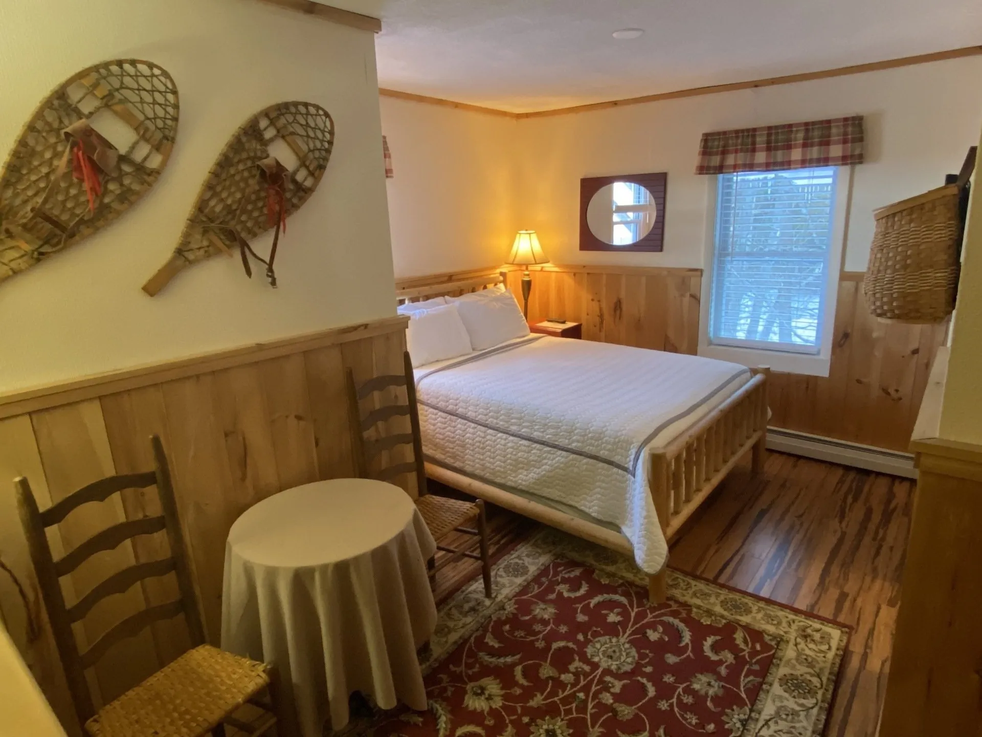 Bromley View Inn - Suite with Queen Bed and Snowshoes