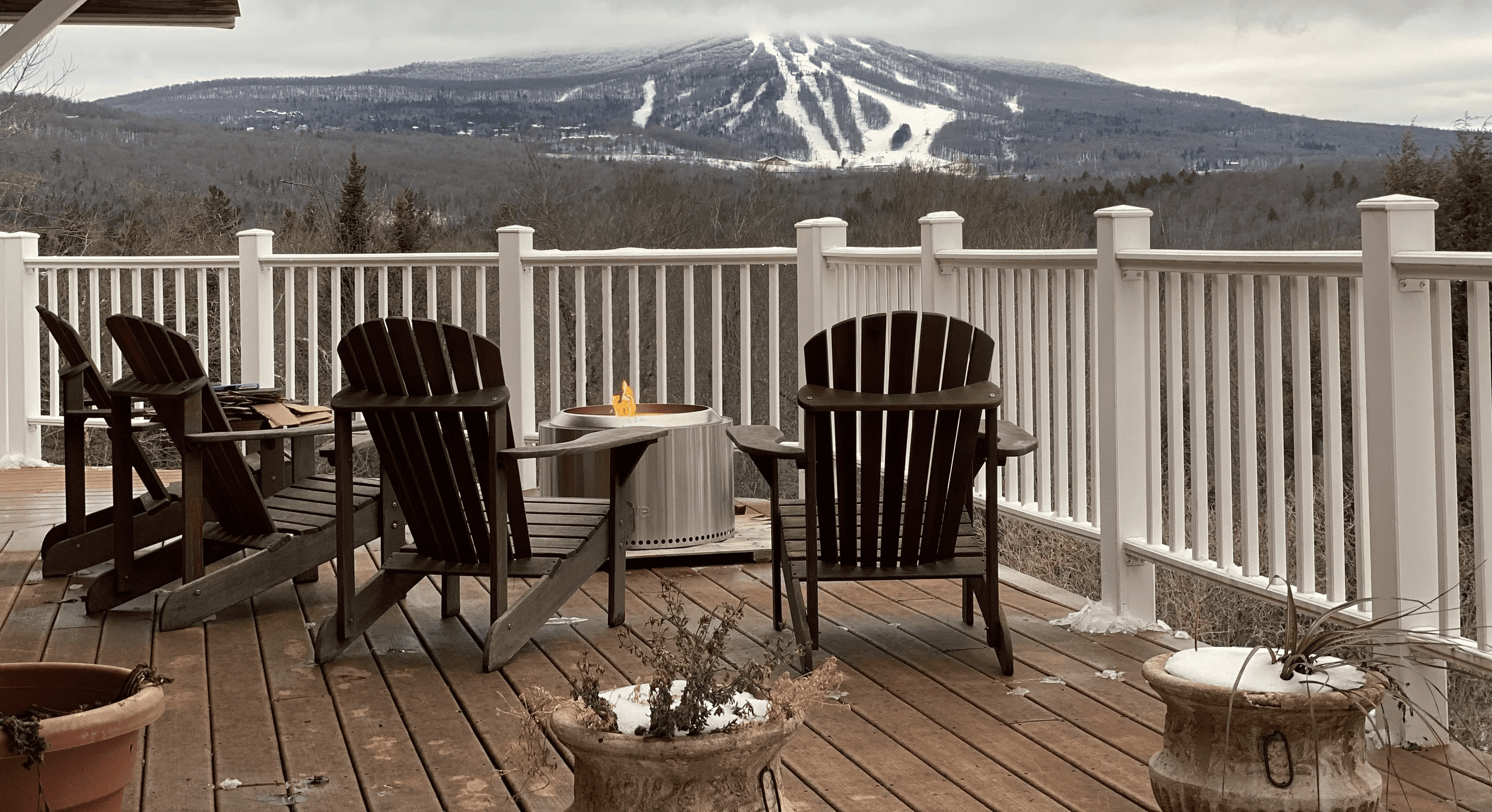 Bromley View Inn - Winter Deck with Mountainview