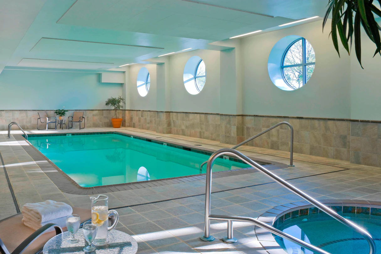 Courtyard by Marriott Burlington Harbor - Indoor Pool