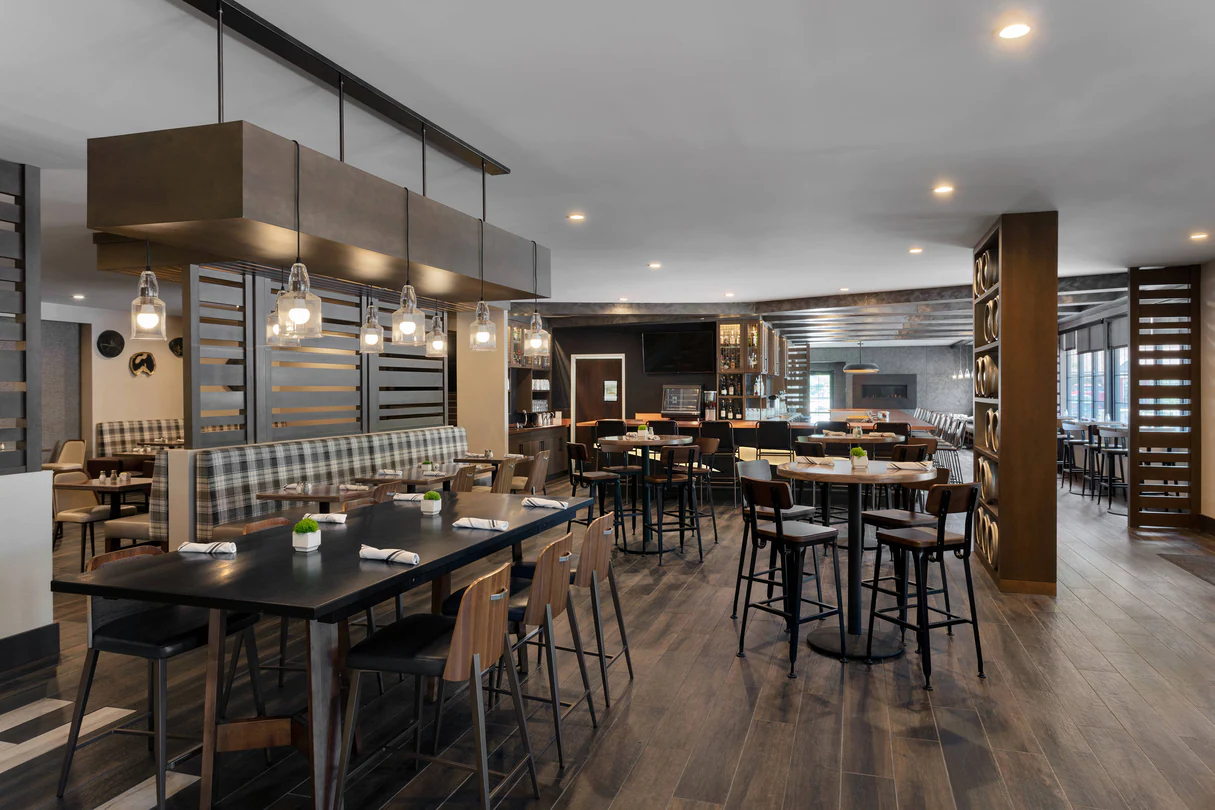 Delta Hotels by Marriott Burlington - Dukes Public House Restaurant