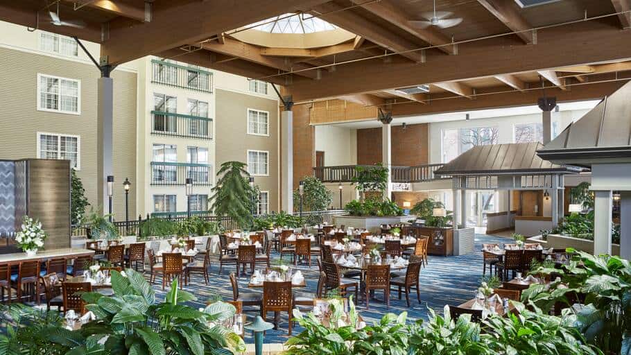 DoubleTree by Hilton Burlington - Atrium Restaurant