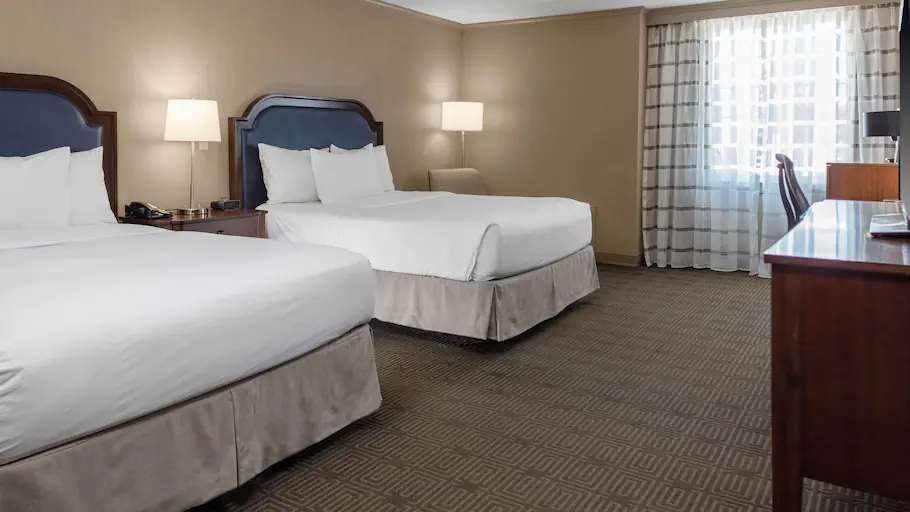 DoubleTree by Hilton Burlington - Double Bedroom