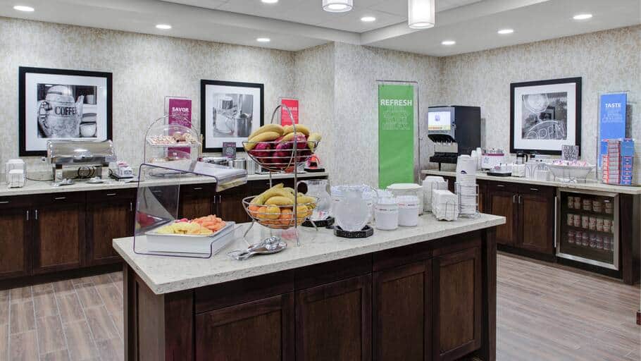 Hampton Inn Manchester - Breakfast Bar