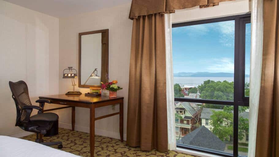 Hilton Garden Inn Burlington Downtown - Room with Desk and Lake View