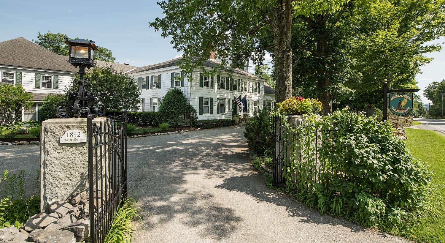 Inn at Ormsby Hill - Summer Entrance Exterior