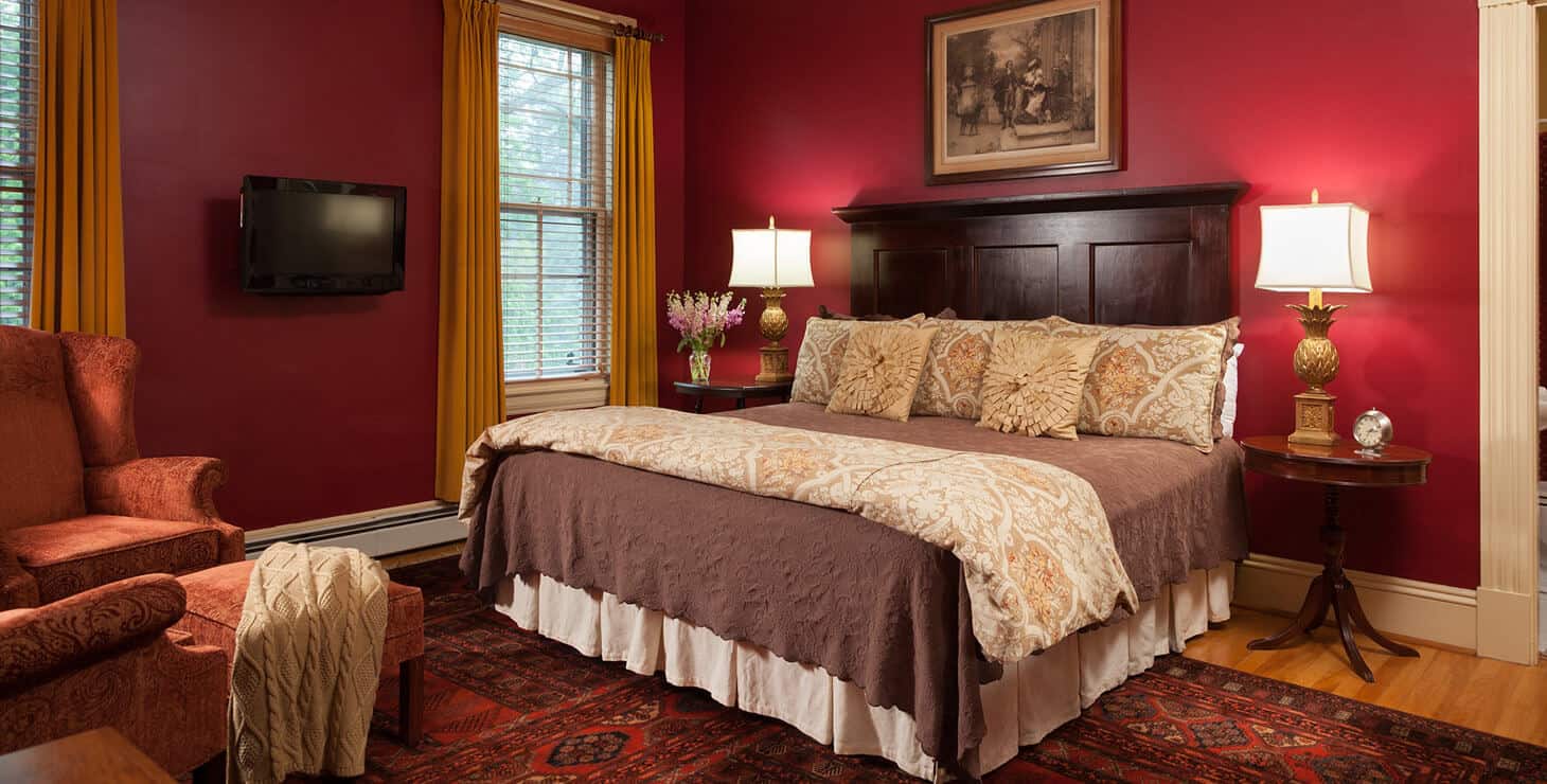 Lang House on Main Street - Allen Red Room King Bed