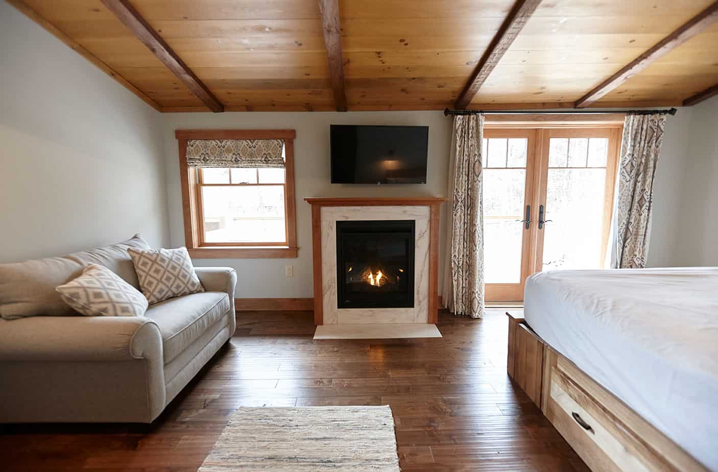 Seesaws Lodge - Queen Room with Fireplace