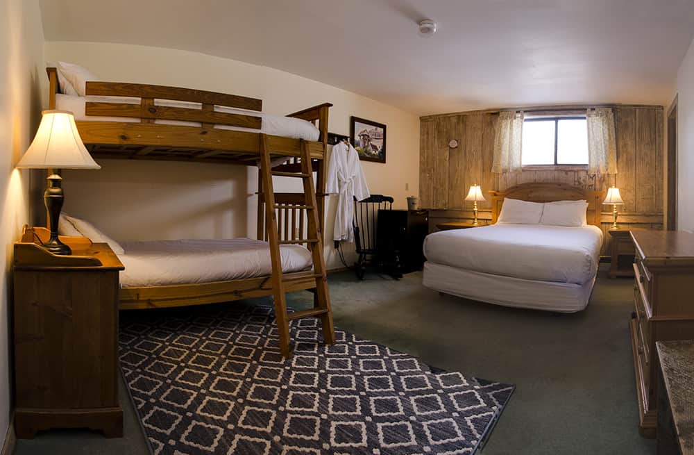 Summit Lodge - Family Suite with Queen and Bunk Beds