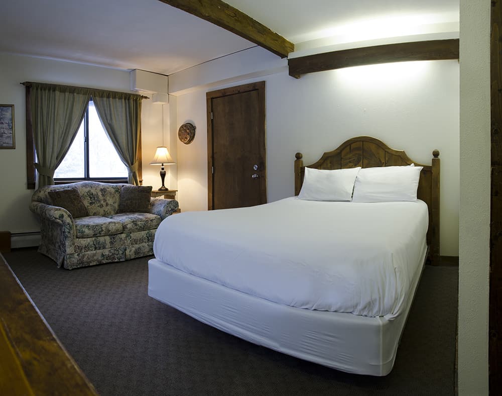 Summit Lodge - Queen Bed with Sofa