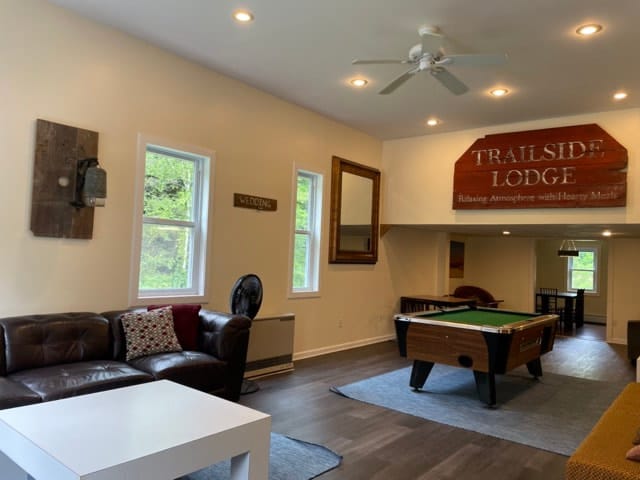 Trailside Inn - Billard Table