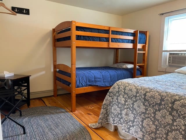 Trailside Inn - Family Room with Bunkbeds