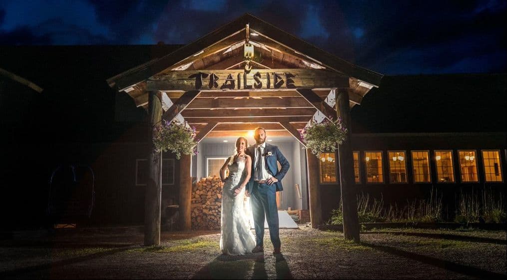 Trailside Inn - Wedding Couple Outdoor at Entrance - Photo Sabin Gratz