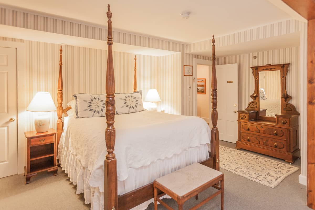 West Mountain Inn - Queen Four Poster Bed