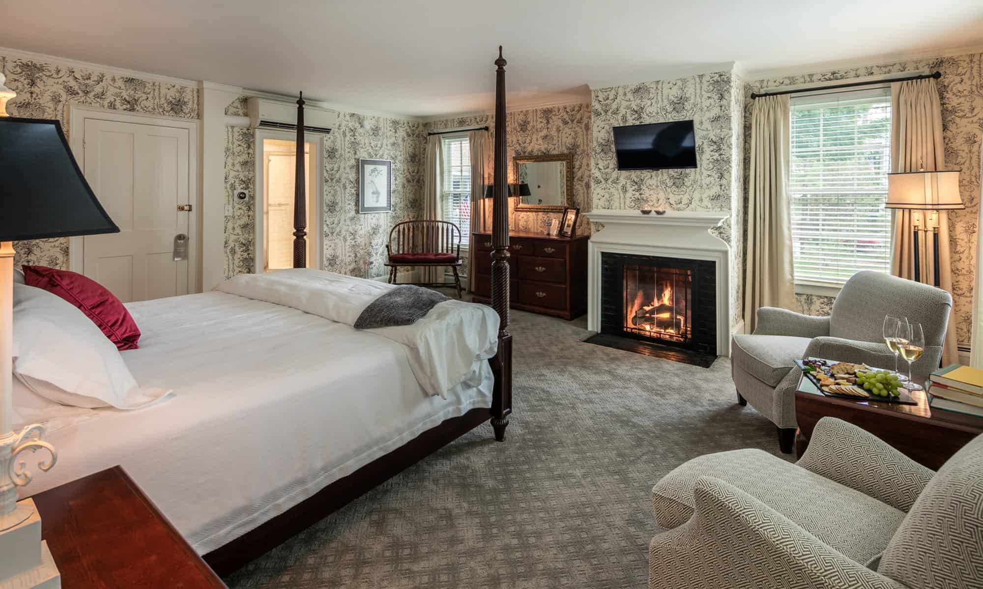 Blue Horse Inn - Four Poster King Bed with Fireplace