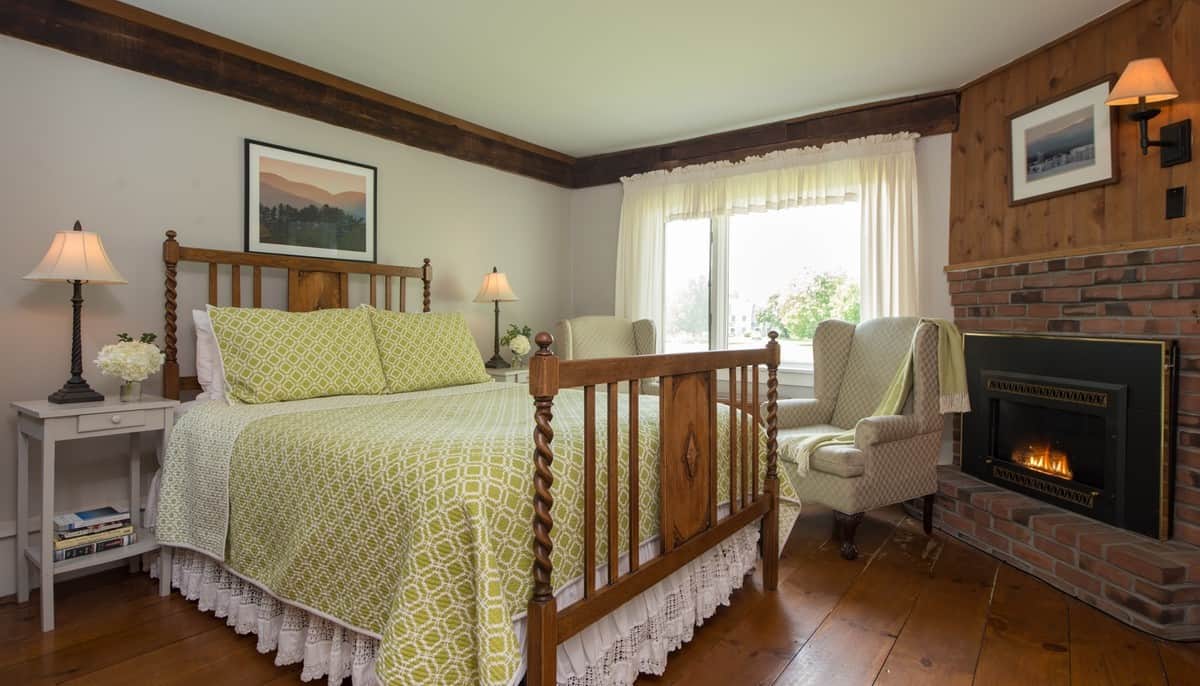 Brass Lantern Inn - Queen Bed with Fancy Frame and Fireplace