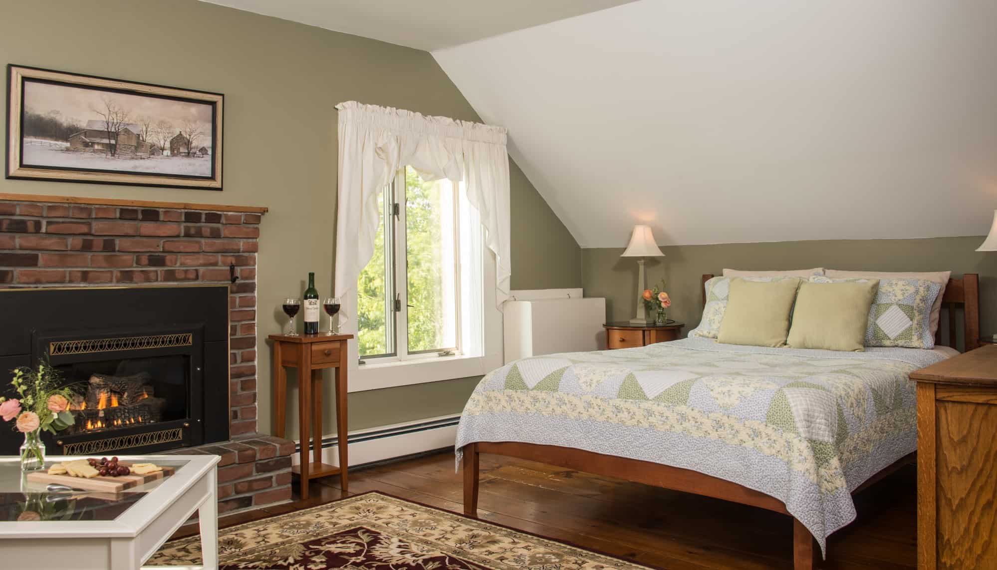 Brass Lantern Inn - Queen Bed with Fireplace