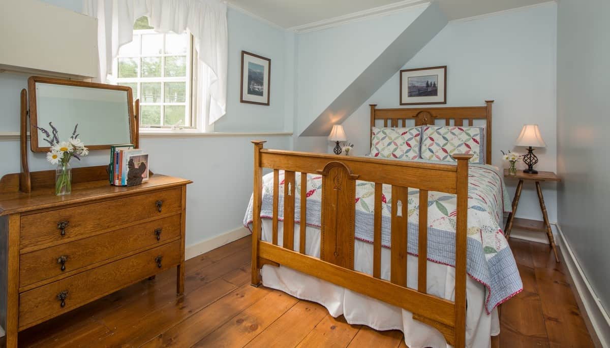 Brass Lantern Inn - Queen Bed with Square Frame