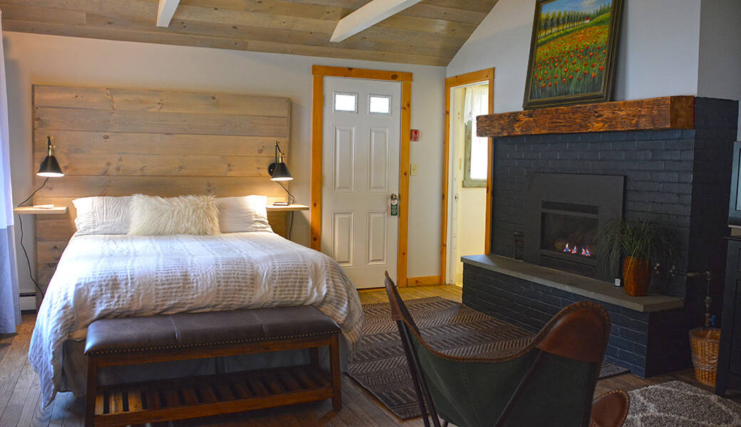 Hyde Away Inn - Queen Bed with Fireplace