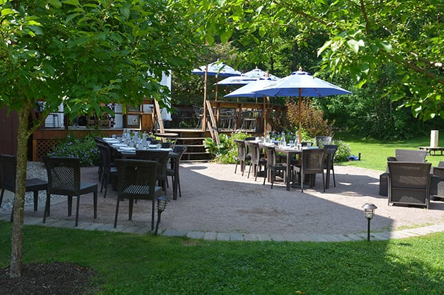 Hyde Away Inn - Summer Outdoor Dining Patio