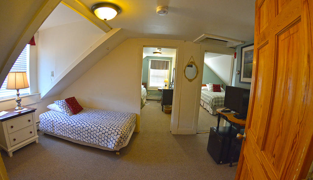 Hyde Away Inn - Three Twin Beds