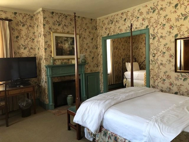 Inn at Montpelier - Four Poster Bed with Green Fireplace