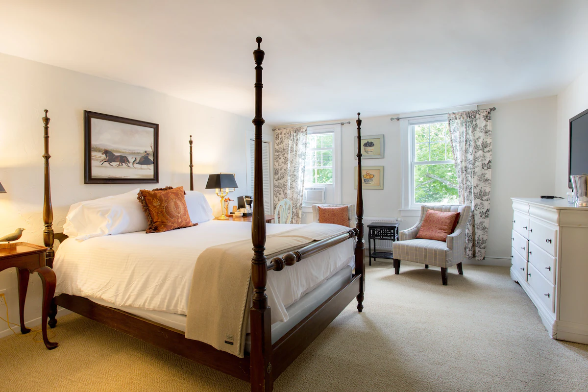 Kedron Valley Inn - Four Poster Bed with Armchairs