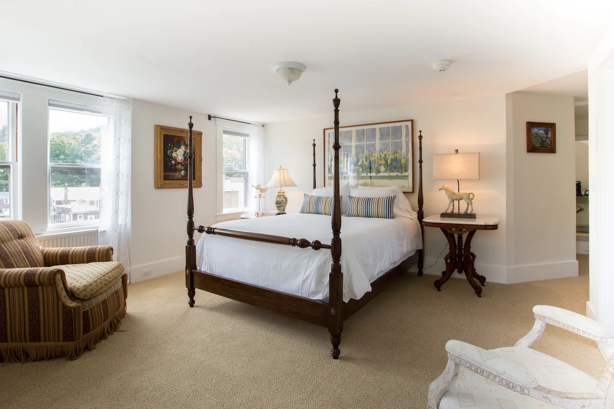 Kedron Valley Inn - Four Poster Bed with Striped Pillows