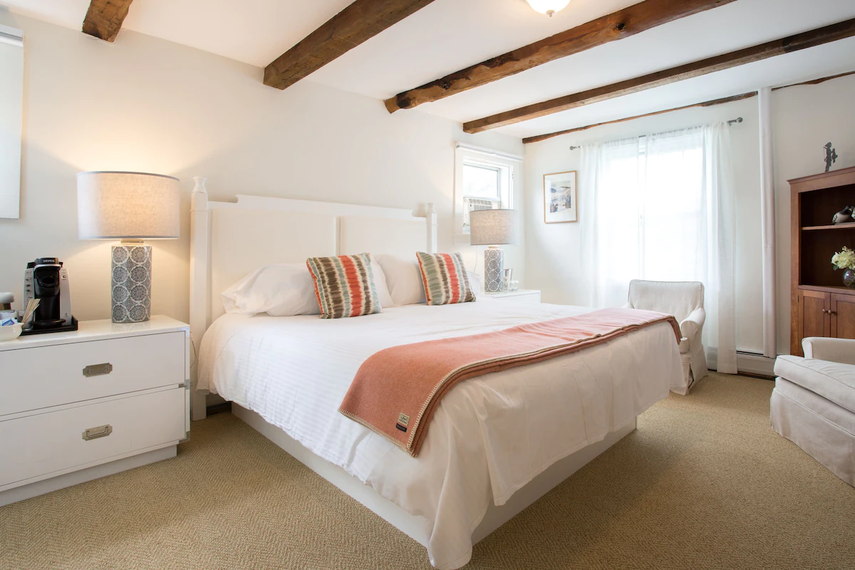 Kedron Valley Inn - King Bed with Exposed Beam Ceiling