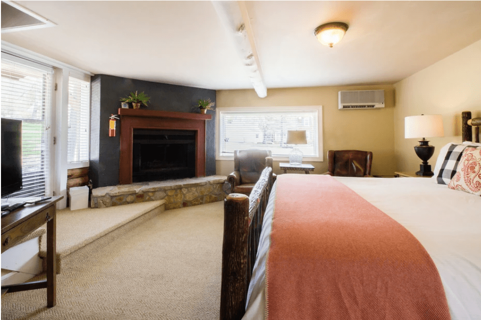 Kedron Valley Inn - Log Bed with Fireplace