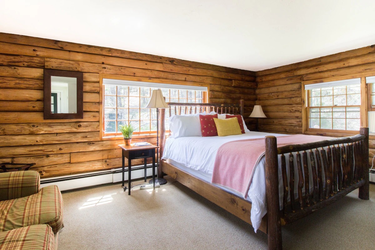 Kedron Valley Inn - Log Queen Bed