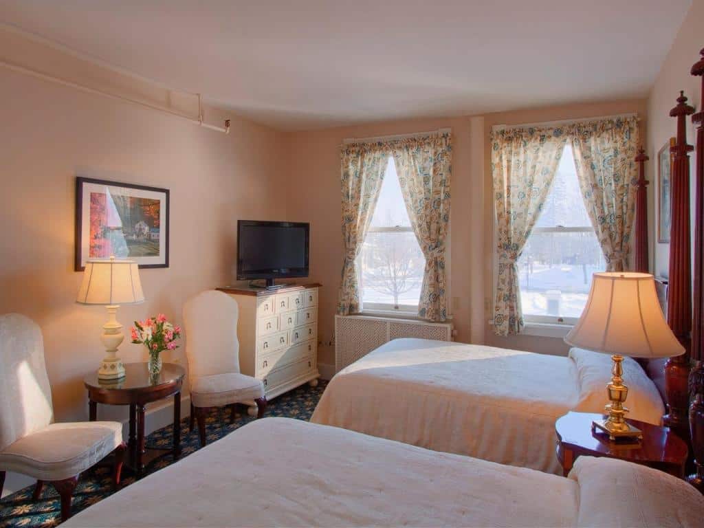 Middlebury Inn - Two Queen Beds with Flowers