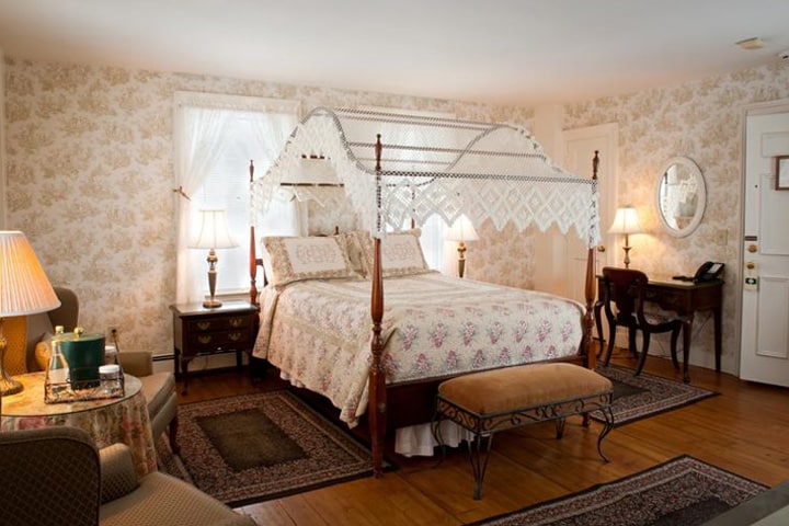 Quechee Inn at Marshland Farm - Lace Canopy Bed