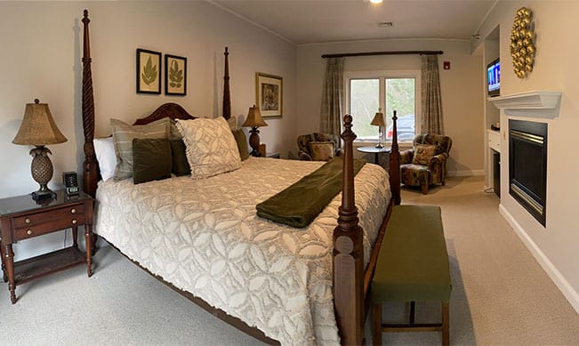 Stone Hill Inn - Four Poster Bed with Fireplace