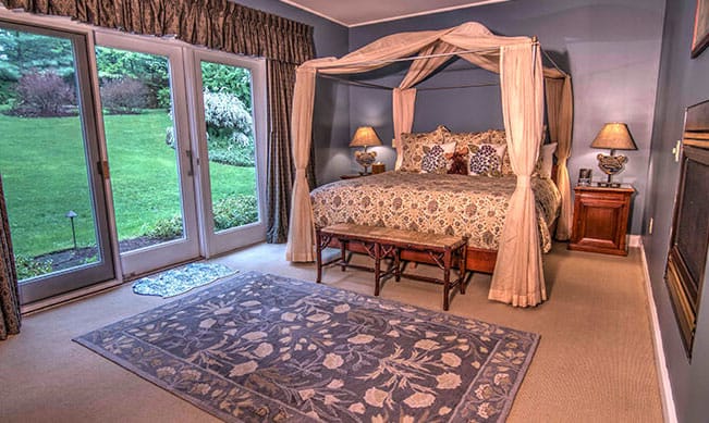 Stone Hill Inn - Romantic Canopy Bed