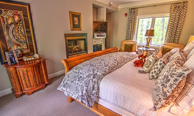 Stone Hill Inn - Sleigh Bed with Fireplace