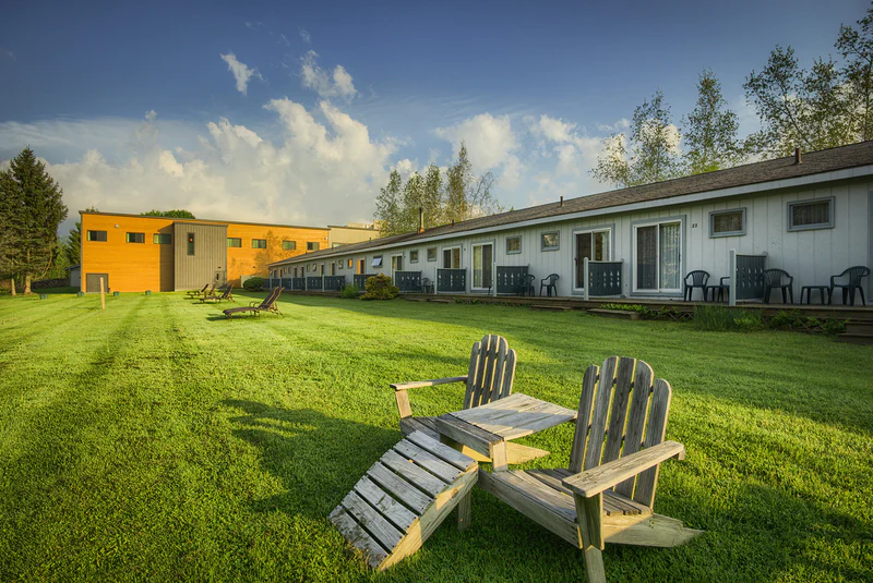 Sun & Ski Inn and Suites - Summer Backyard with Adirondak Chairs