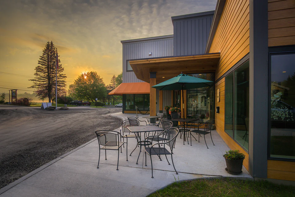 Sun & Ski Inn and Suites - Summer Outdoor Dining