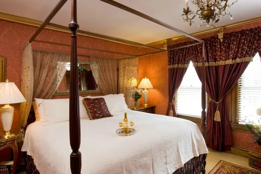 Village Inn of Woodstock - Four Poster King Canopy Bed