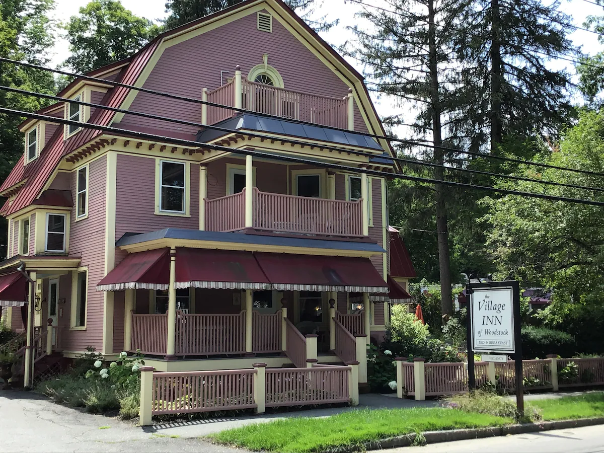 Village Inn of Woodstock - Summer Exterior Entrance with Sign