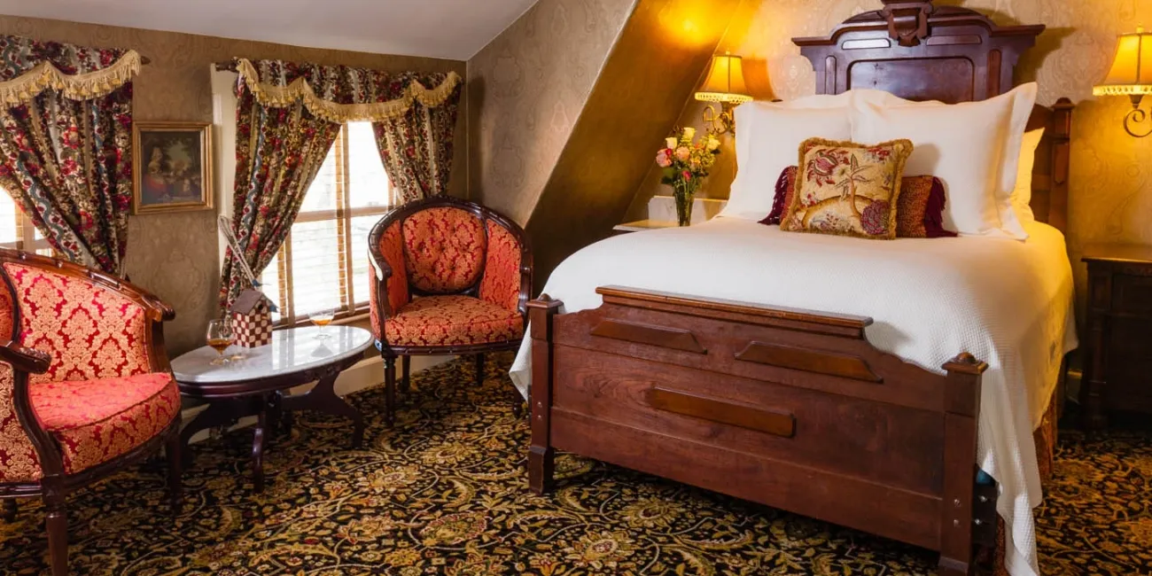 Village Inn of Woodstock - Victorian Bed