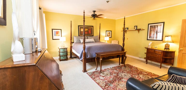 Waybury Inn - Suite with Four Poster King Bed