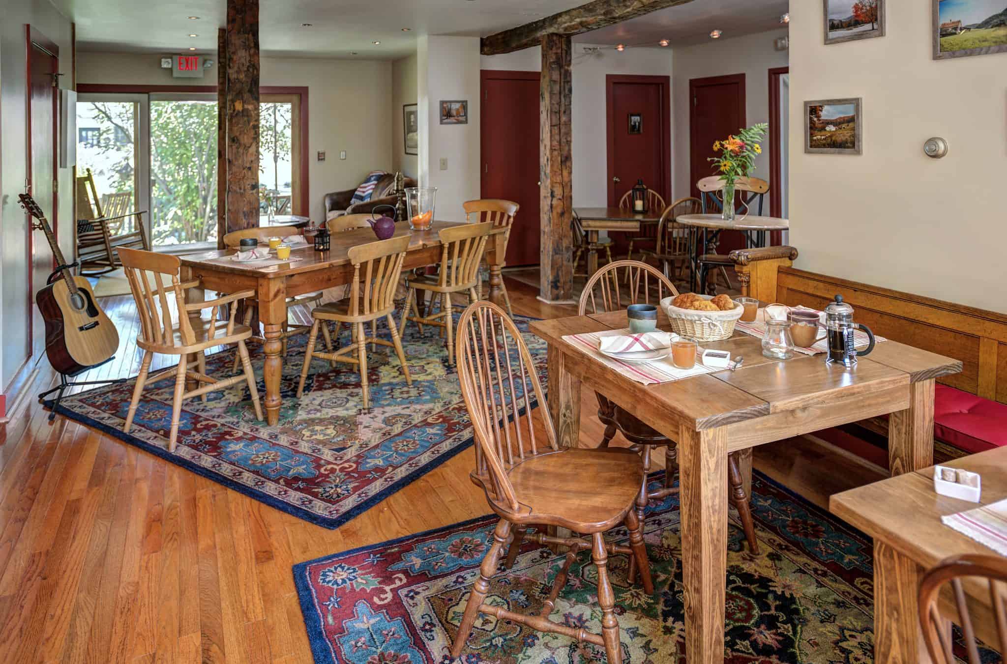 Woodstocker B&B - Breakfast Dining Tables