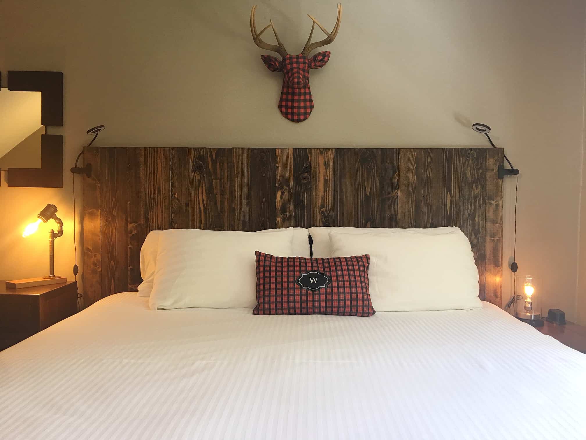 Woodstocker B&B - King Bed with Red Deer