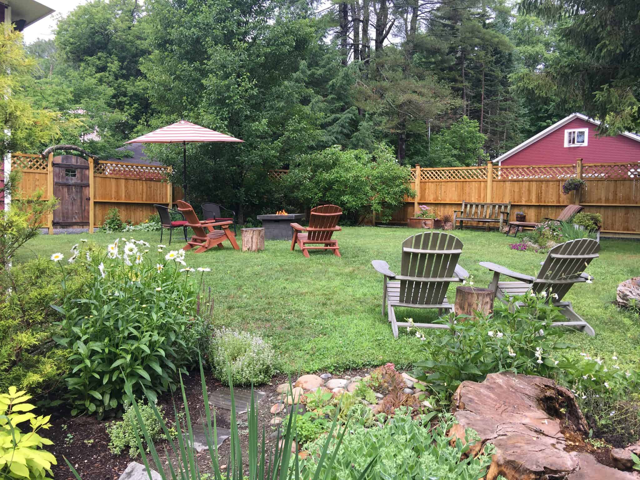 Woodstocker B&B - Summer Exterior Backyard Garden